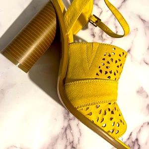 Yellow round 4in chunk heel sandals